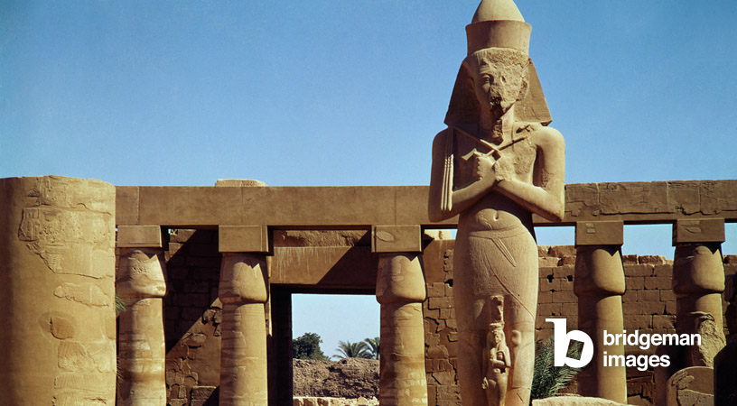 Il Colosso di Ramses II: statua in piedi del re con sua figlia Benta anta davanti alle sue gambe, dal Grande Tempio di Amon